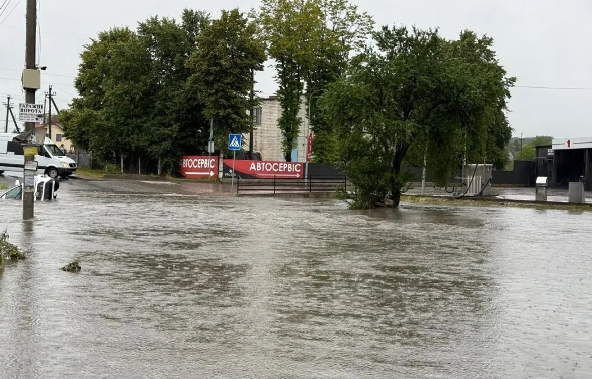 Львів потерпає від масштабних підтоплень через зливу: місцями вода сягає майже 3 метрів