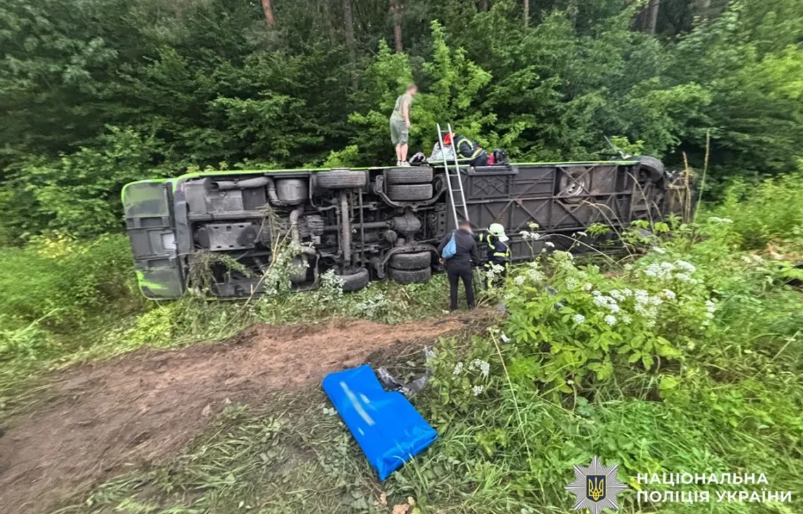 На Львівщині міжнародний автобус зіткнувся з автівкою і перекинувся: 32 людини травмовано