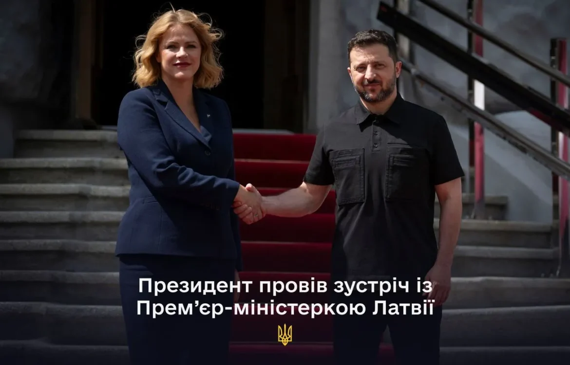 Латвія розпочала постачання Україні 42 бронеавтомобілів Patria: Зеленський зустрівся із Сілінею