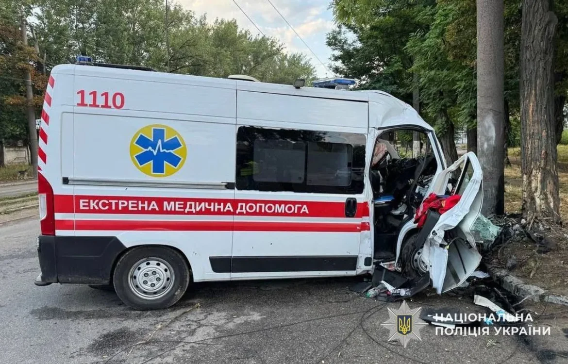 "Швидка" у Дніпрі врізалася у стовп: медик загинув, двоє травмованих
