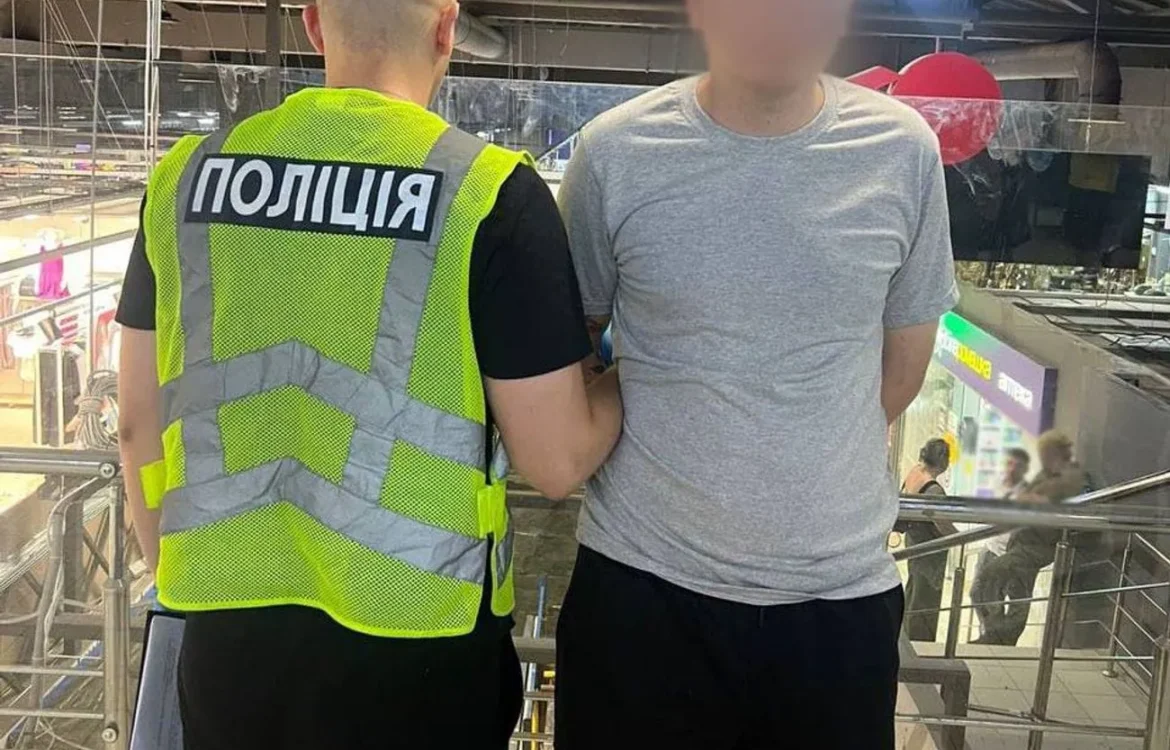 У столичному ТРЦ чоловік з ножем поранив відвідувача: є поранений, нападника затримано
