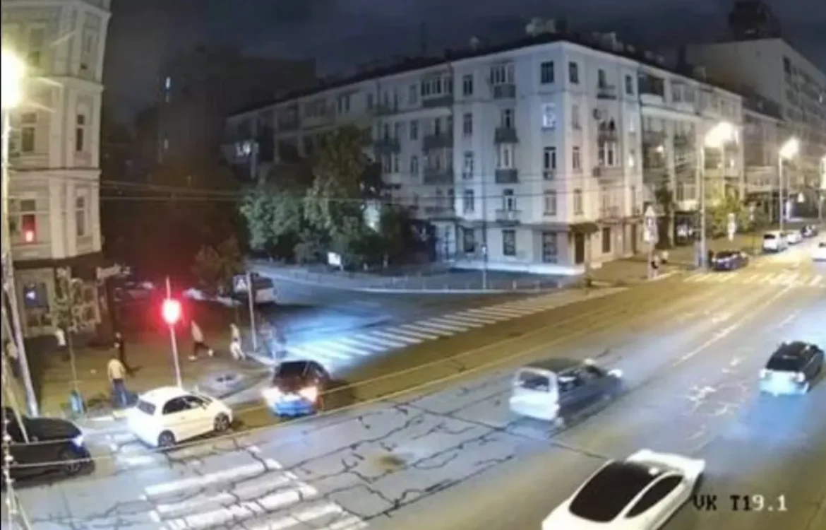 Працівник прокуратури збив жінку та втік з місця ДТП у Києві (відео)