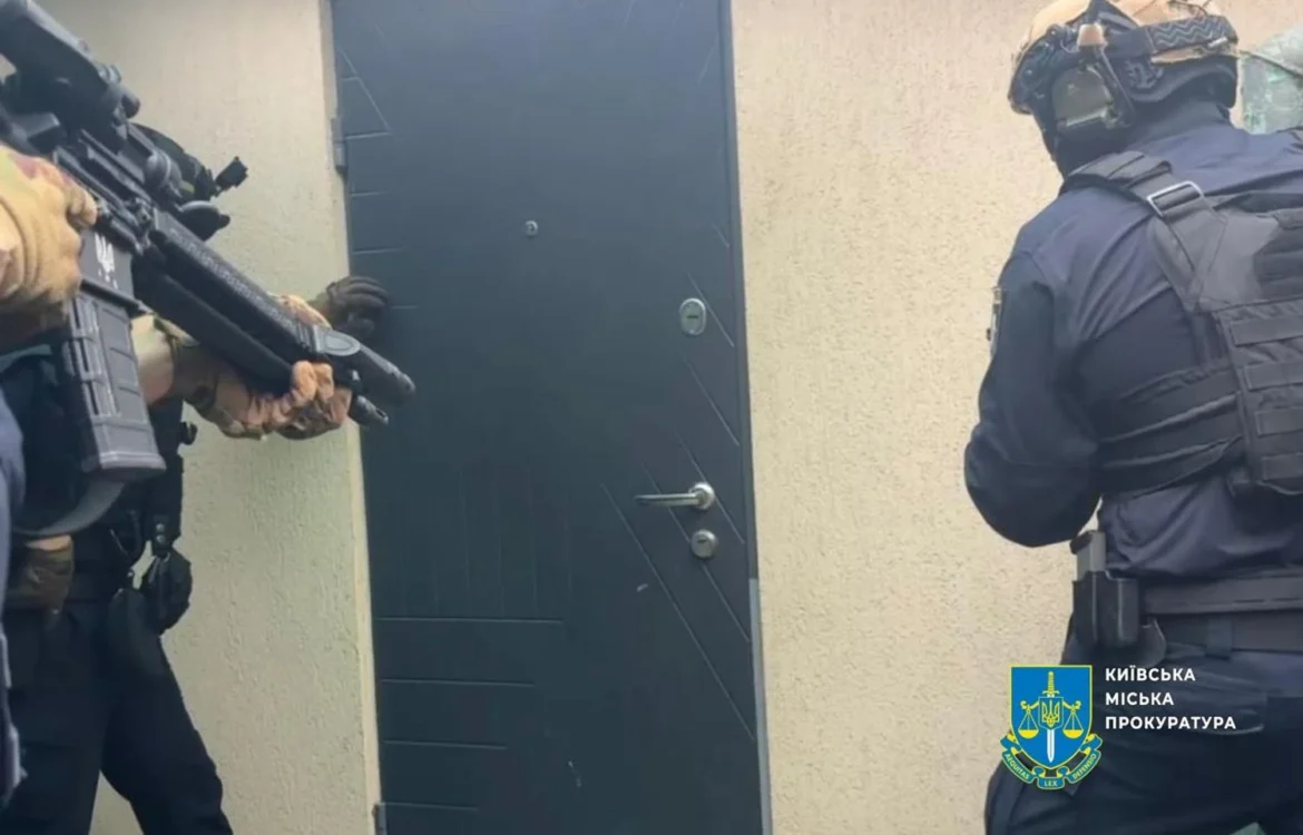 14 обшуків і затриманий українець у Молдові: накрили мільйонну схему шахрайства з авто зі США