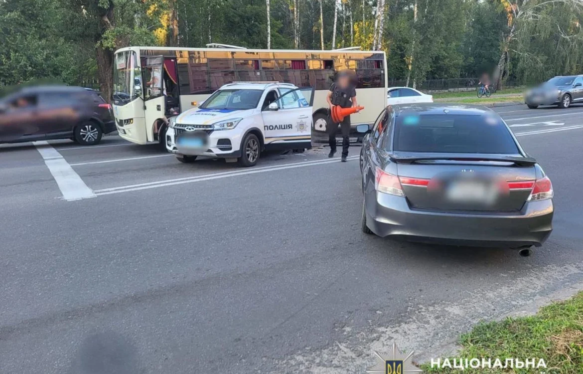 Поліцейська автівка потрапила в ДТП у Броварах: від удару її відкинуло на автобус