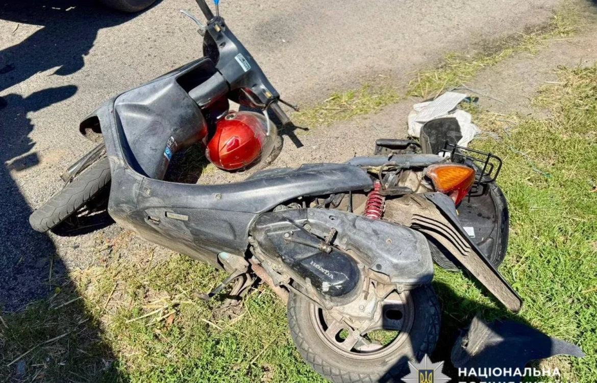 Під Києвом двоє підлітків на мопеді потрапили у ДТП, їх госпіталізували