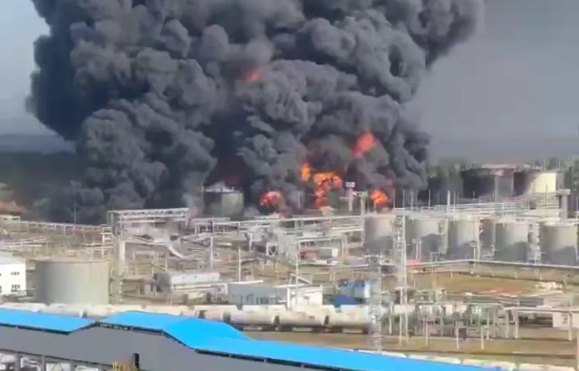 "путін міг би закінчити війну": пожежу на НПЗ у новошахтинську досі не загасили - ЦПД