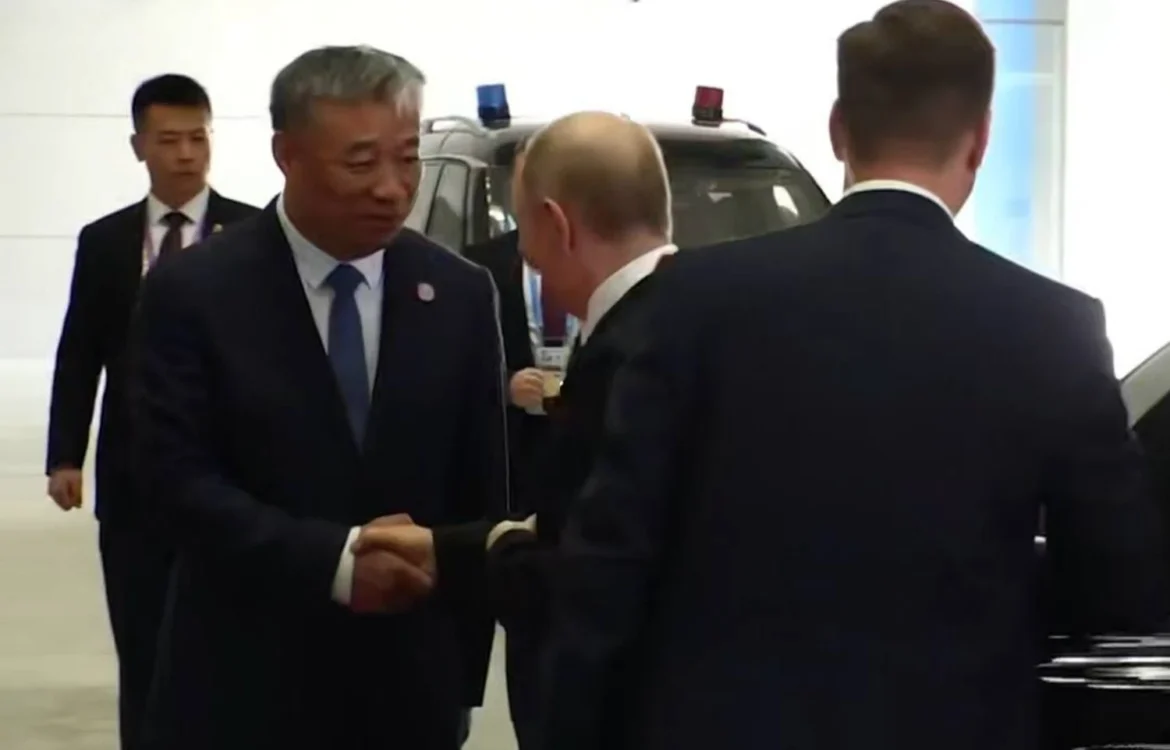 путін прибув до Тяньцзиня для участі в саміті ШОС: що відомо