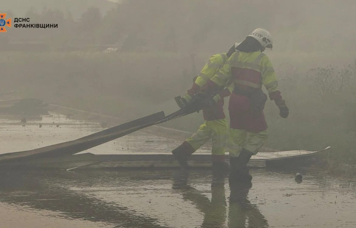 Рятувальники ліквідували масштабну пожежу складів після обстрілу на Прикарпатті