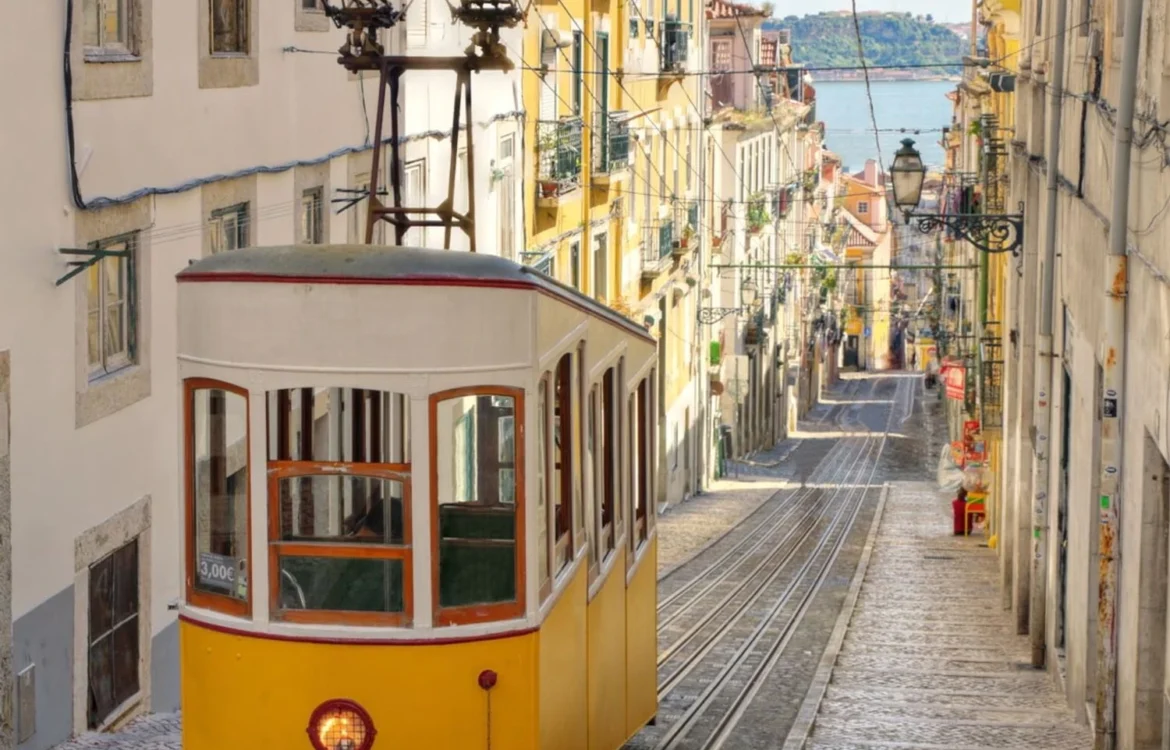 Фунікулер зійшов з рейок у центрі Лісабона: кількість жертв зросла до 15