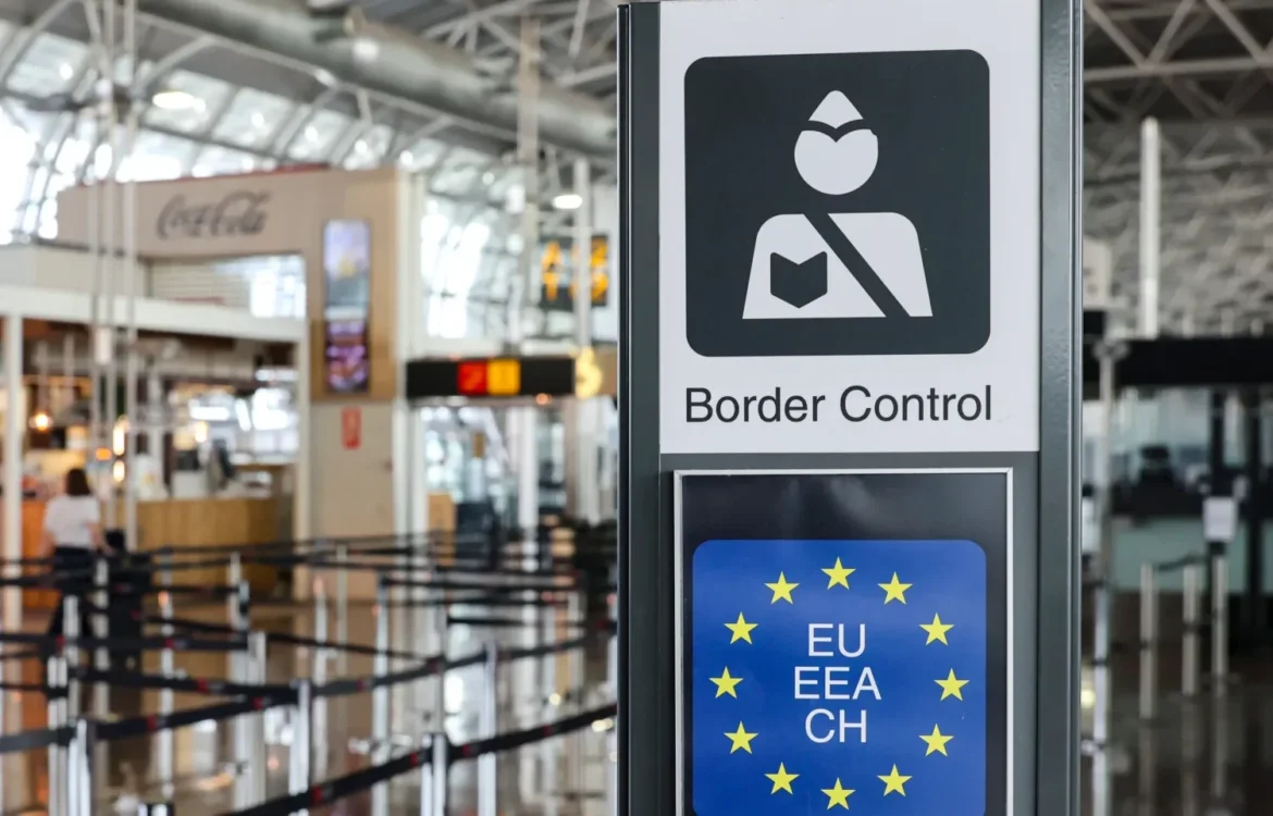 ЄС готує нові правила для суворішого обмеження видачі віз росіянам - Politico