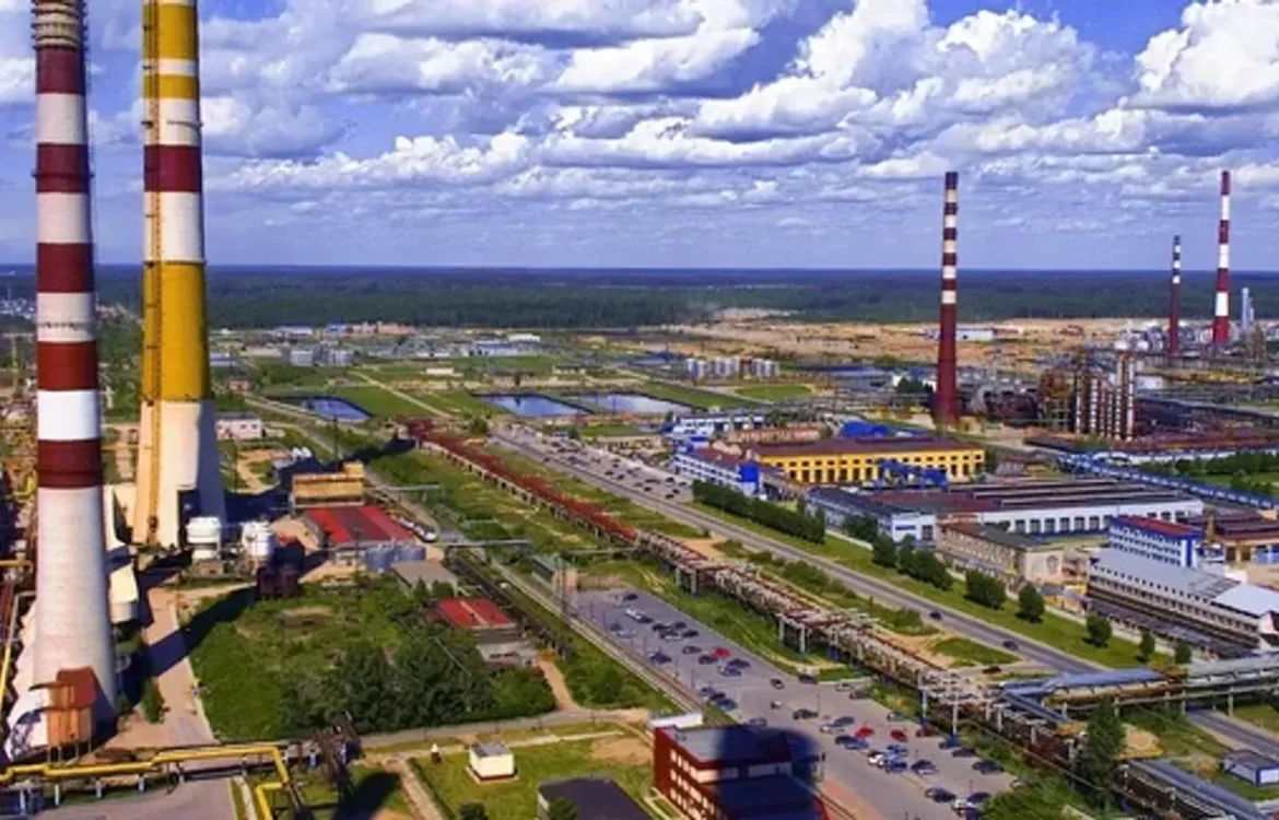 Російський нафтопереробний завод зупинив роботу ключової установку після атаки безпілотників - Reuters