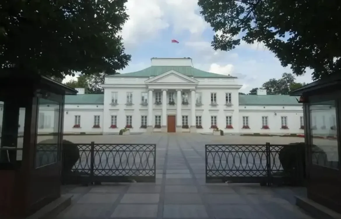 Українця вирішили депортувати з Польщі за запуск дрона над урядовими будівлями у Варшаві - ЗМІ