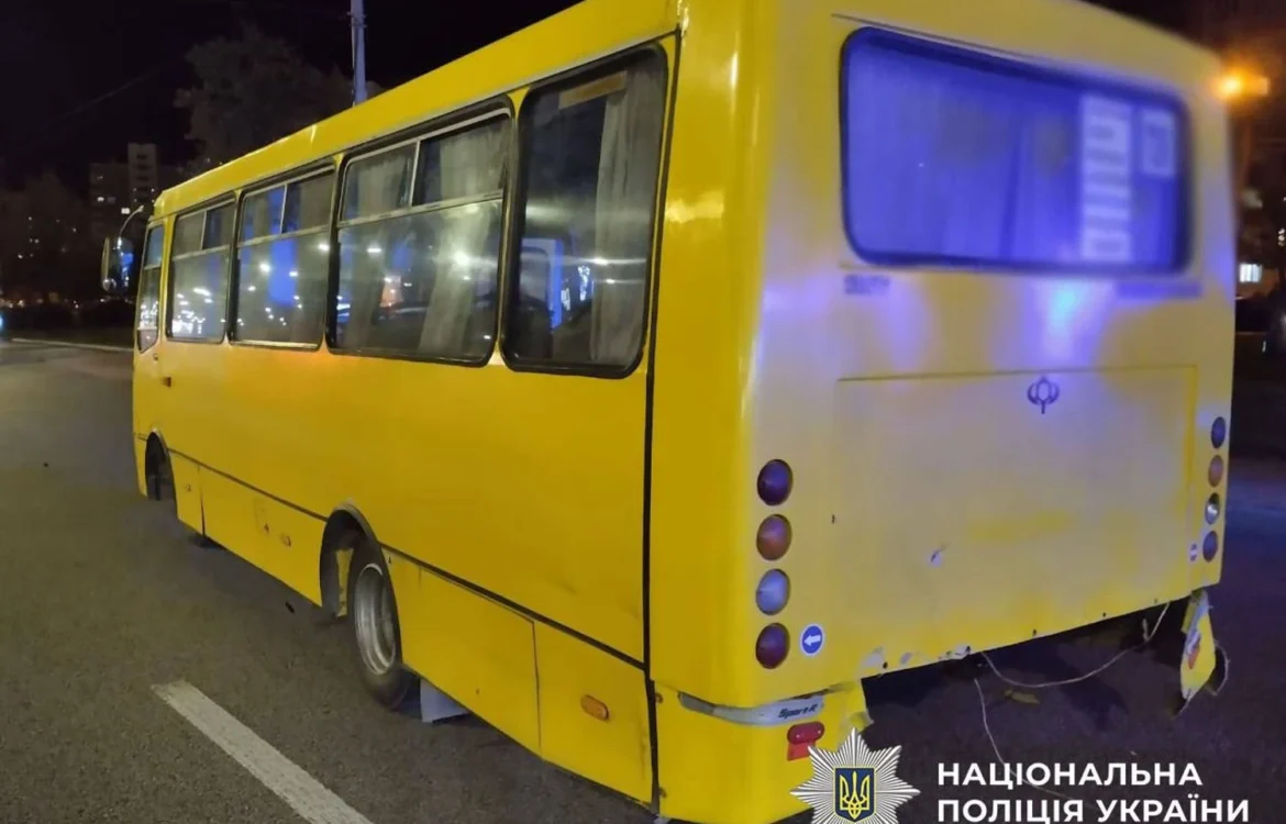 Водій Mercedes напідпитку врізався в маршрутку у Києві, поранивши пасажирку, отримав підозру - поліція