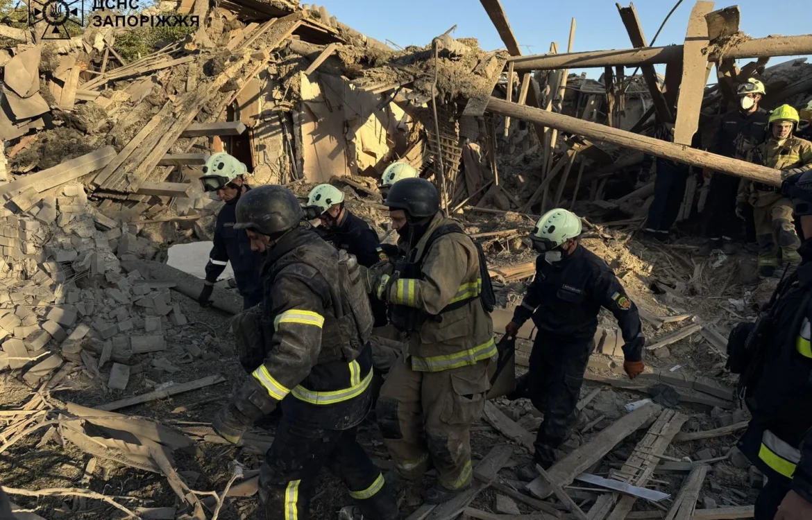 Поліція показала перші хвилини після ворожого обстрілу Запоріжжя: є загиблі і поранені
