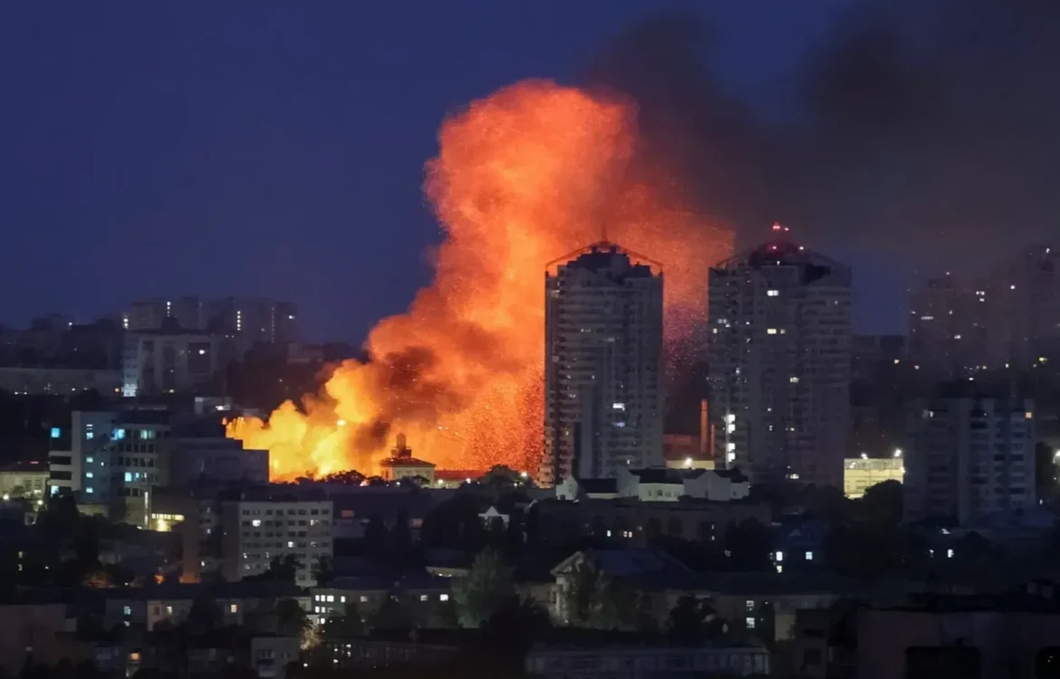 Київ під масованою атакою дронів та ракет: що відомо