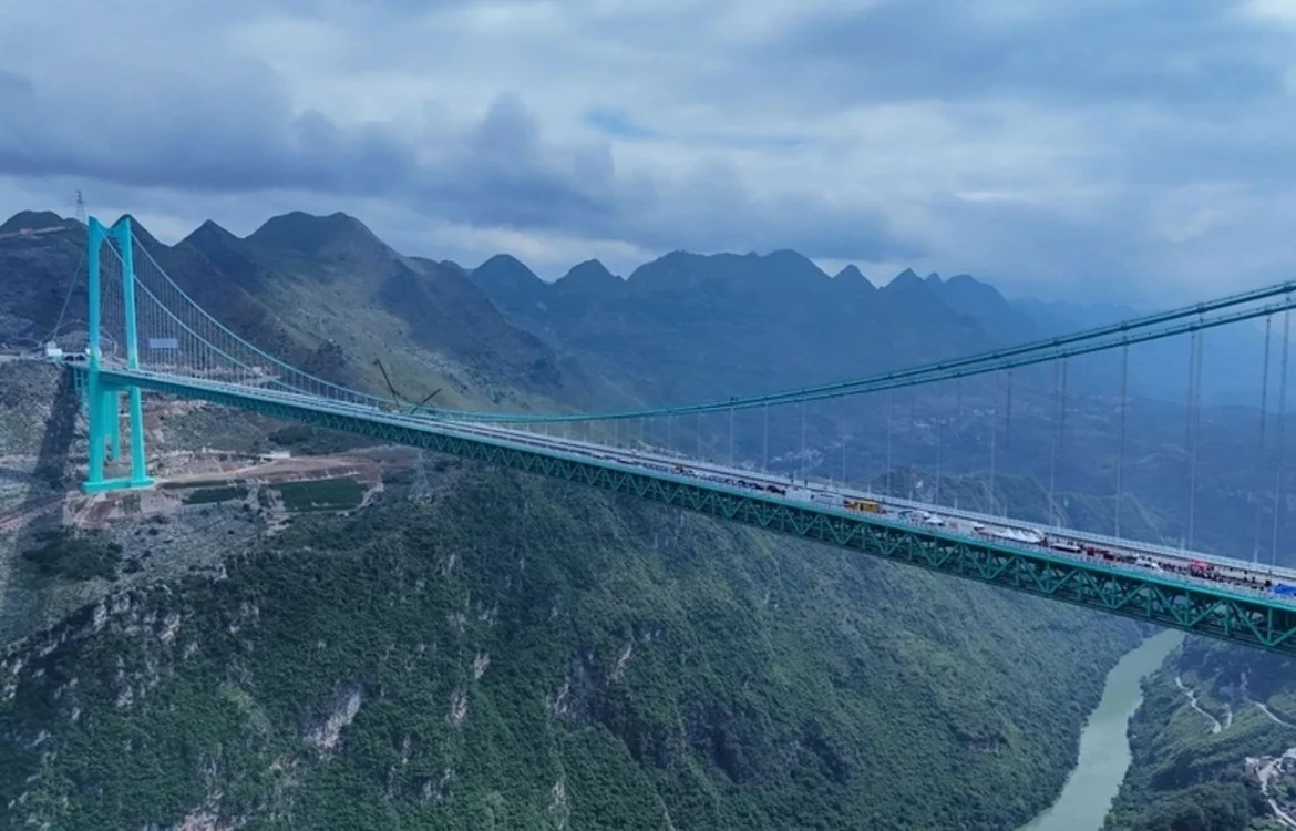 Більший ніж у Сан-Франциско: у Китаї відкрили найвищий у світі міст через ущелину