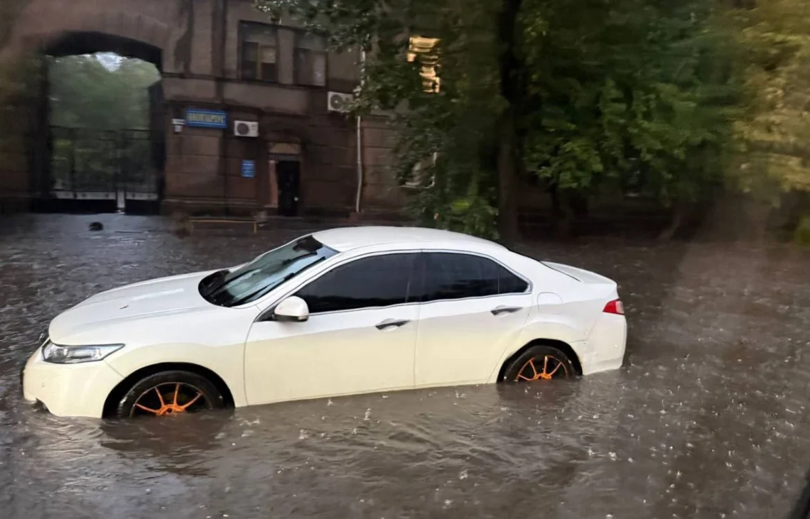 Велика вода в Одесі: наслідки негоди ліквідують понад 320 людей, низку вулиць перекрили