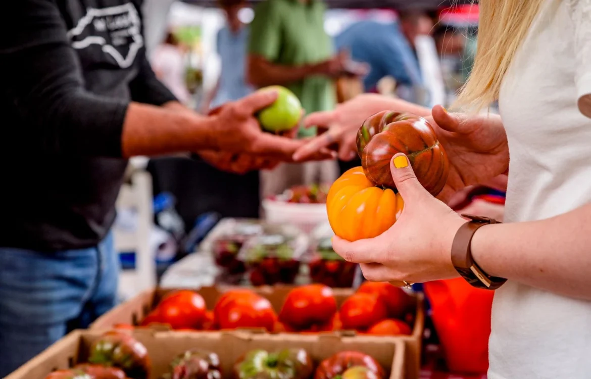 Інфляція сповільнилася до 11,9%. Подешевшали фрукти та овочі, подорожчали - одяг, взуття та освіта