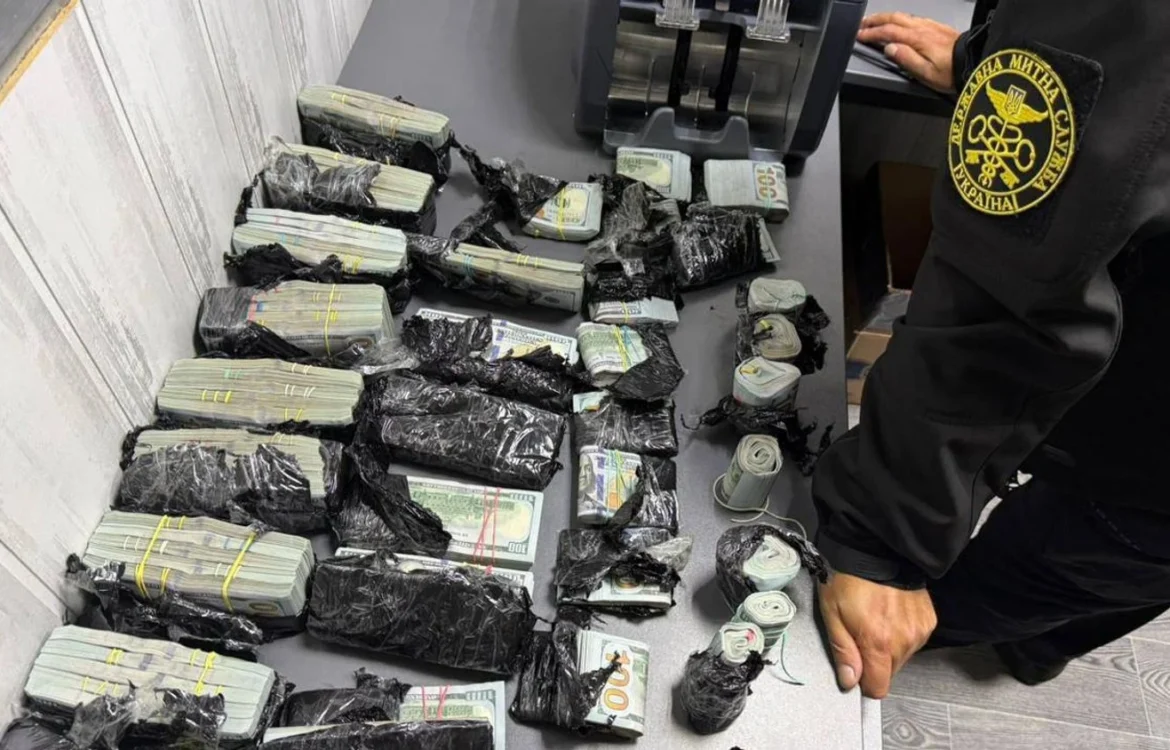 Жінка намагалась вивезти з України майже мільйон доларів готівки під капотом авто