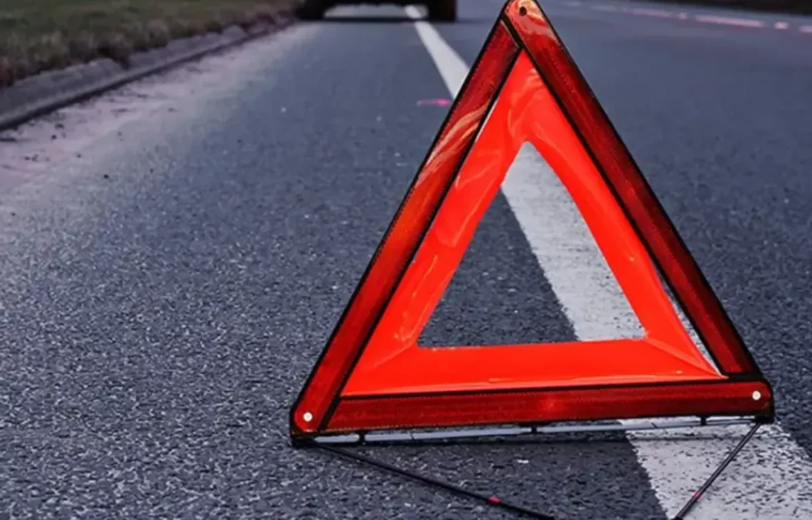 Під Одесою водій вантажівки збив двох військових біля блокпоста: врятувати їх не вдалось