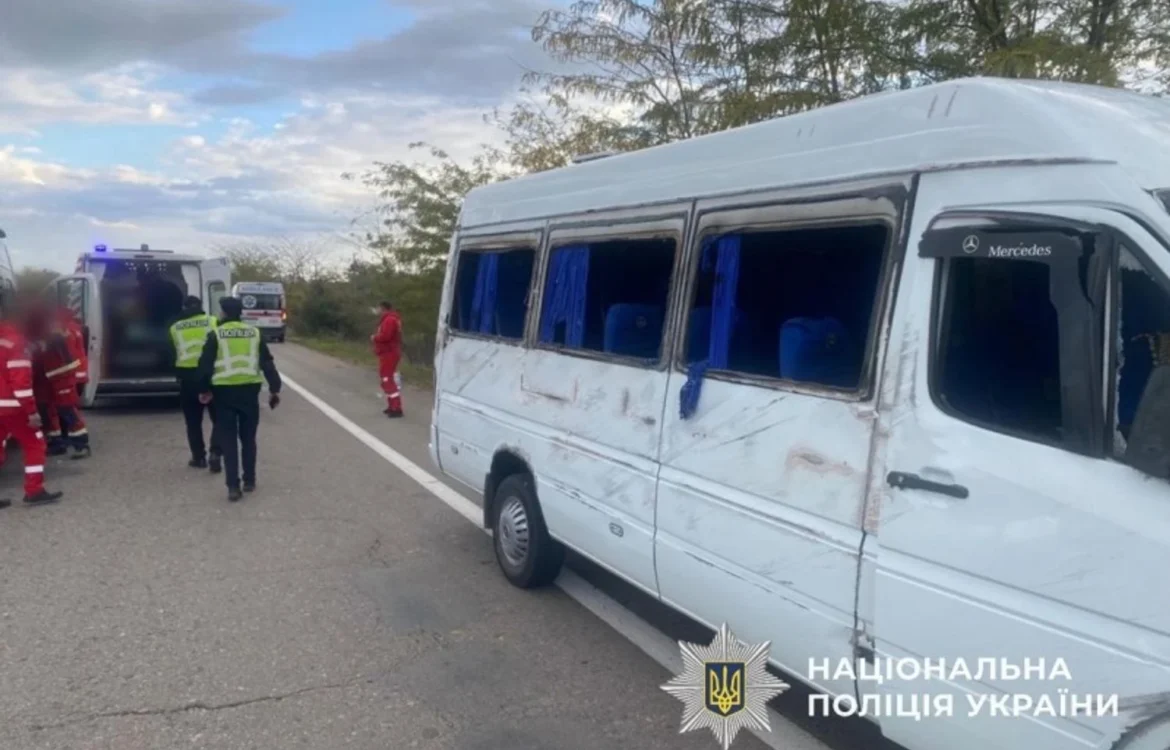 На трасі Київ-Одеса перекинувся мікроавтобус: постраждали щонайменше восьмеро людей