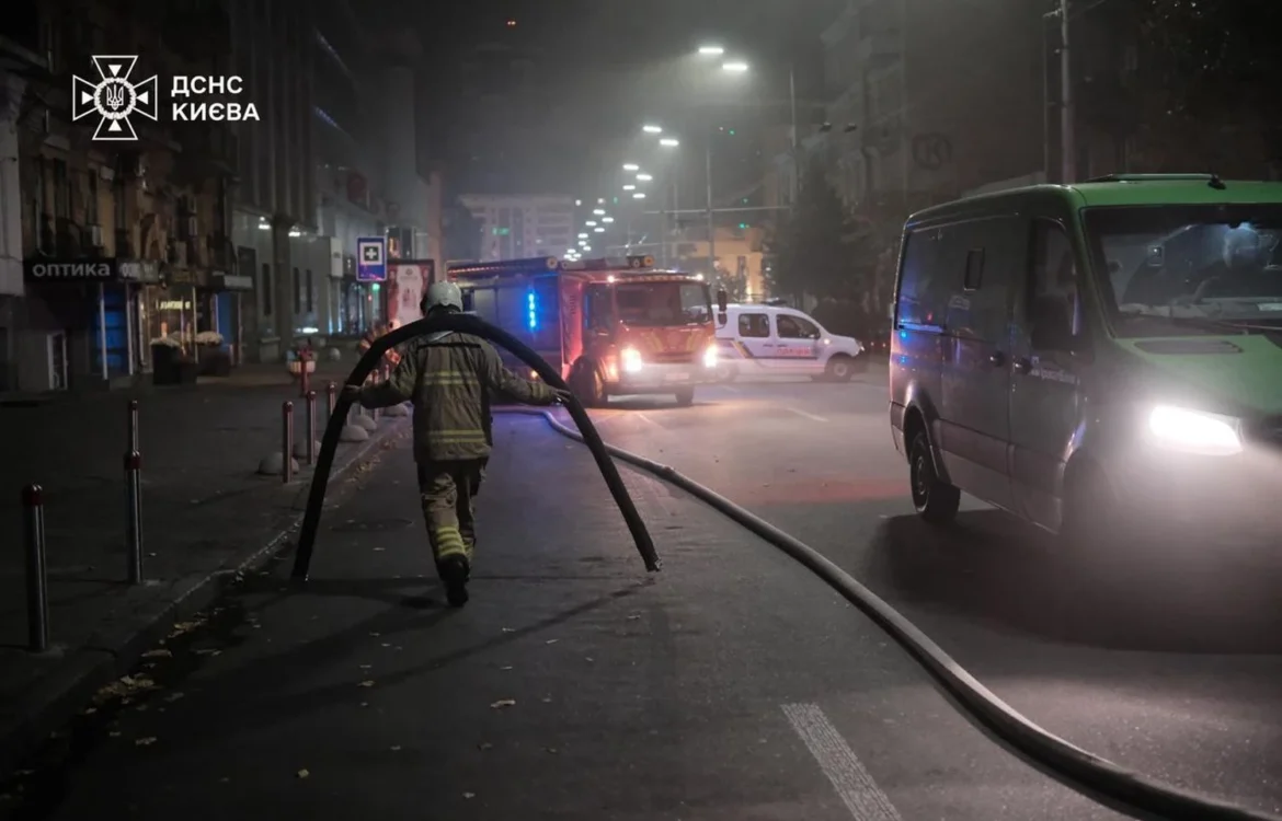 У Києві з вечора гасять масштабну пожежу в багатоповерхівці на Печерську: кадри з місця події
