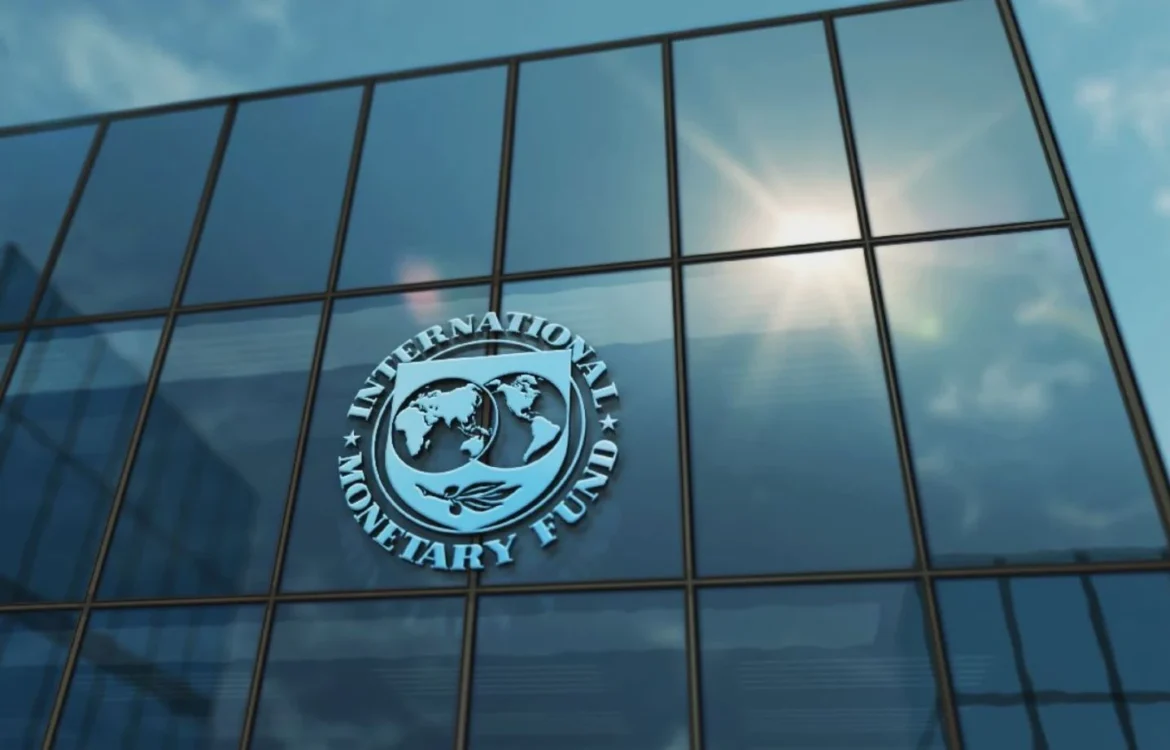 МВФ вимагає від НБУ девальвації гривні перед переговорами про новий кредит