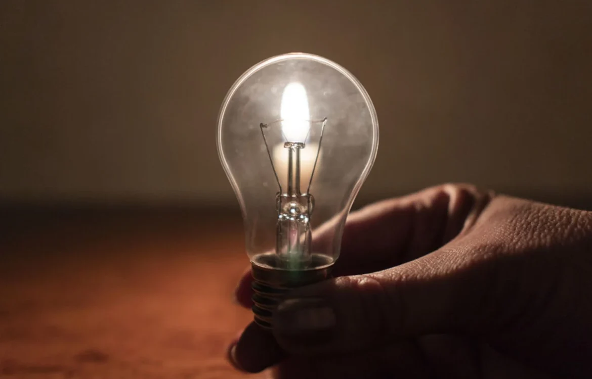 У яких регіонах вже діють погодинні графіки відключень та де дізнатися свою чергу