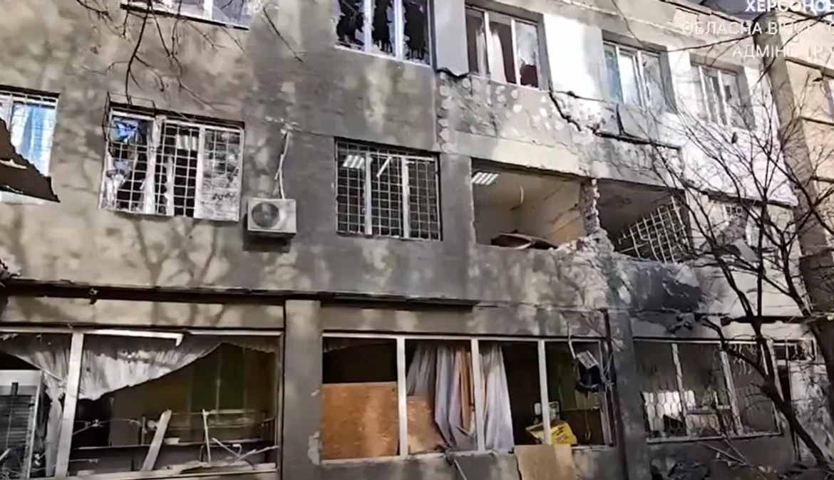 У Херсоні війська рф обстріляли дитячу лікарню, постраждали троє людей і дитина