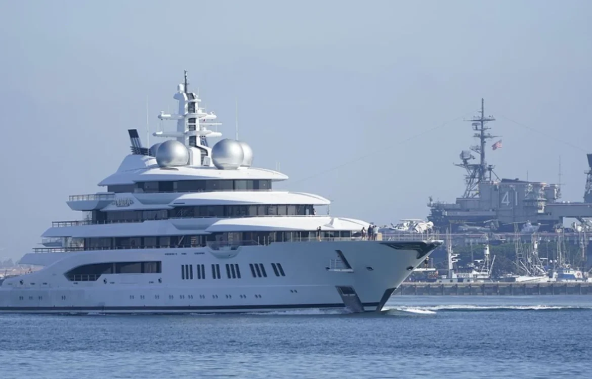 Підсанкційна яхта російського олігарха продана сім