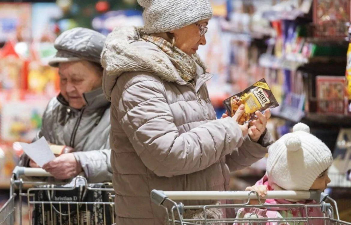 Через війну росіяни змушені менше їсти - ЦПД