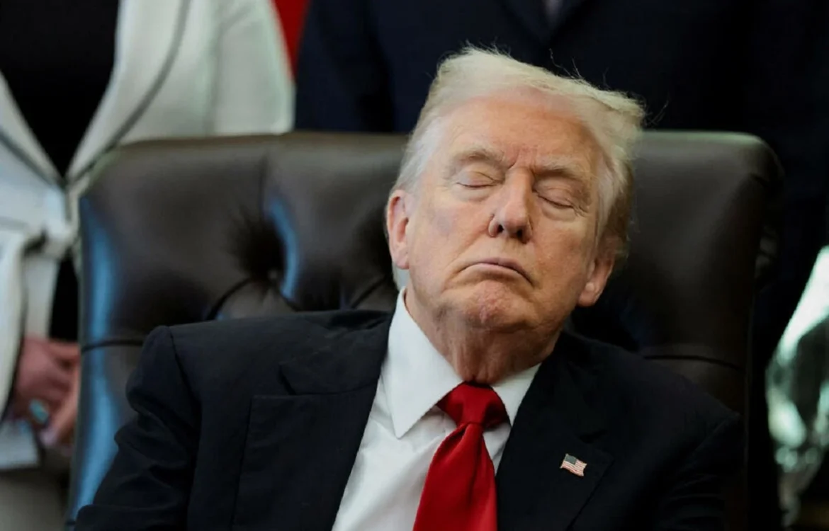 Дональд Трамп потрапив у скандал через те, що нібито заснув під час офіційного заходу