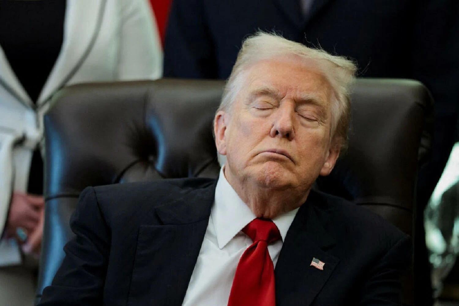 Дональд Трамп потрапив у скандал через те, що нібито заснув під час офіційного заходу