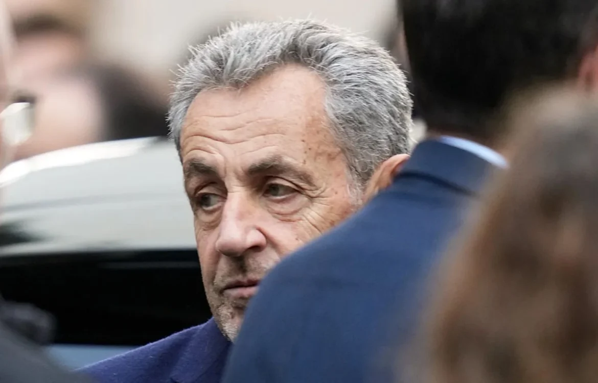 Паризький суд розглядає клопотання Саркозі про дострокове звільнення з в