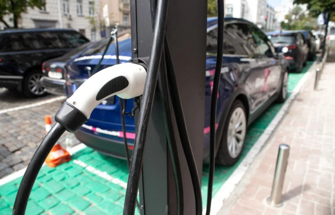 Авторинок ЄС зріс на 5,8% у жовтні: електрокари популярні попри падіння продажів Tesla