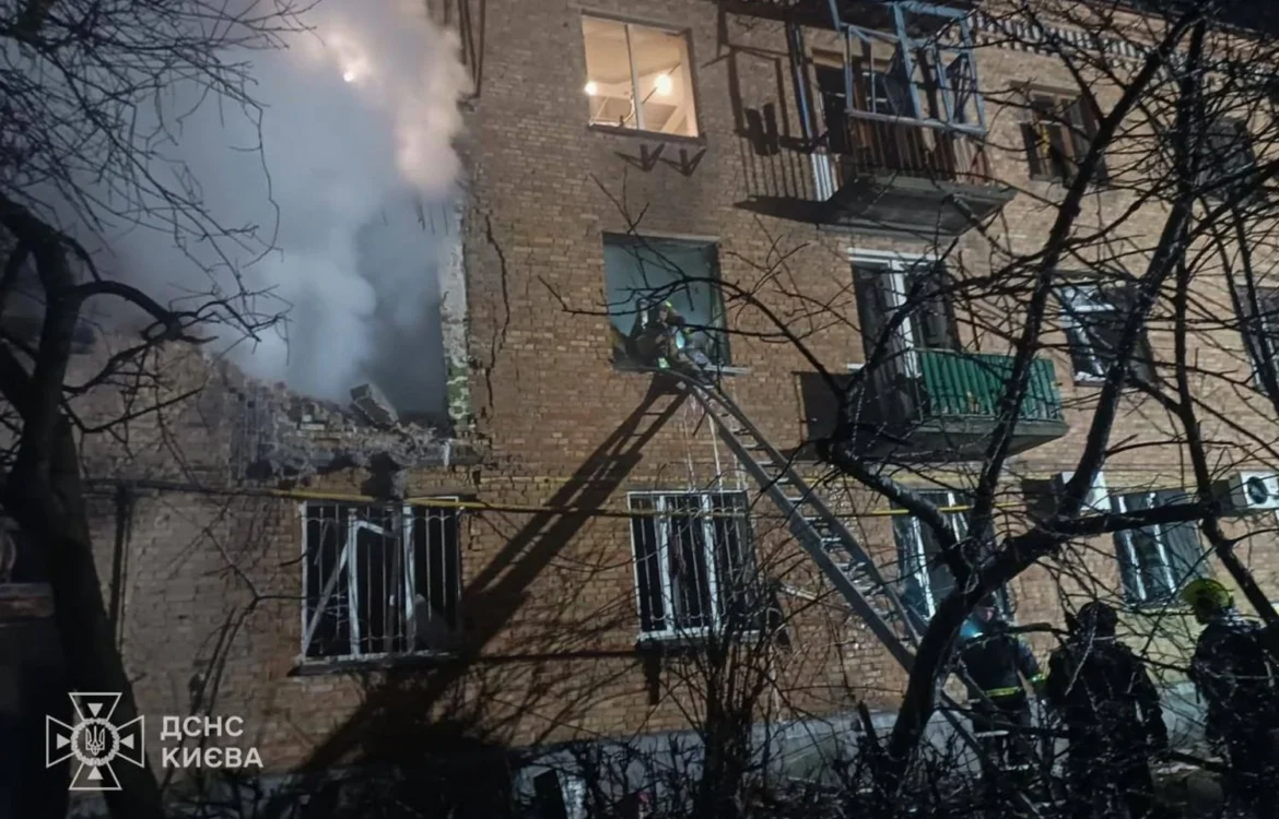 Кількість постраждалих у Києві зросла до 11: в ДСНС показали наслідки