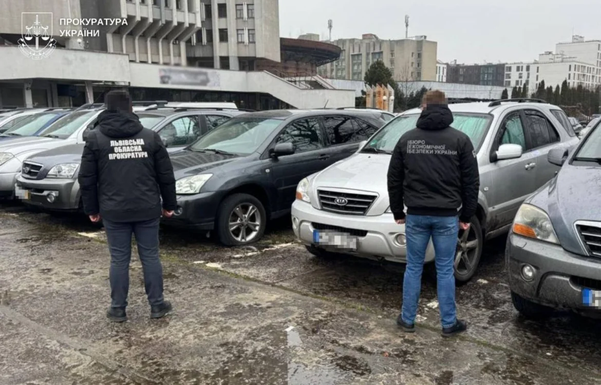 Завозили як гуманітарну допомогу для ЗСУ: на Львівщині викрито масштабну схему продажу авто