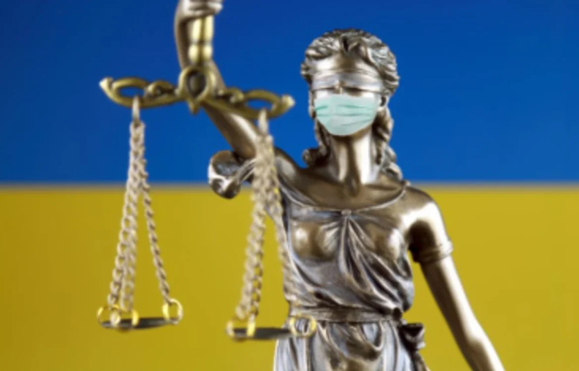 Вкрав прапор з могили військового: у Харкові засудили чоловіка на три роки