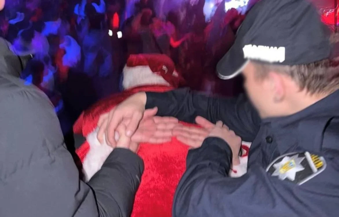 На вечірці у столичному клубі хлопець у поліцейській формі влаштував затримання Санта Клауса: йому загрожує 34 тис. гривень штрафу