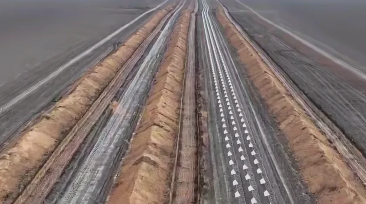 Силами ДССТ зведено вже тисячі кілометрів фортифікаційних споруд: Шмигаль показав оборонні укріплення у Запорізькій області