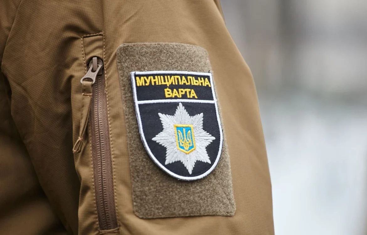 Водій у Львові заїхав у парк та наїхав на працівника Муніципальної варти