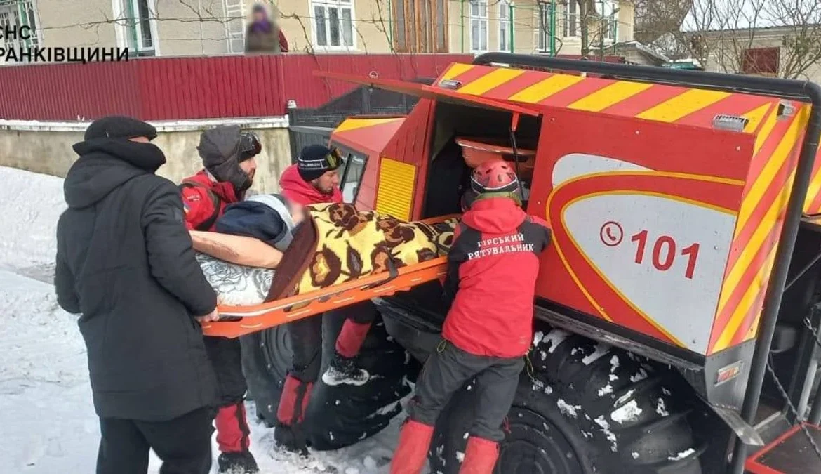 Сім населених пунктів на Прикарпатті залишаються відрізаними через негоду: хворих транспортують снігоходом
