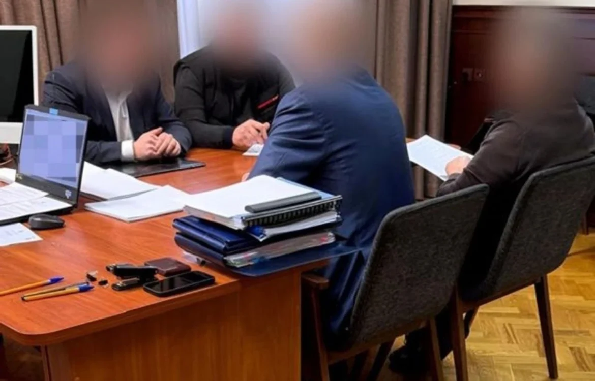 Заволоділи 100 000 доларів забудовника і обіцяли уникнути податків: адвокату і його помічнику оголосили про підозру