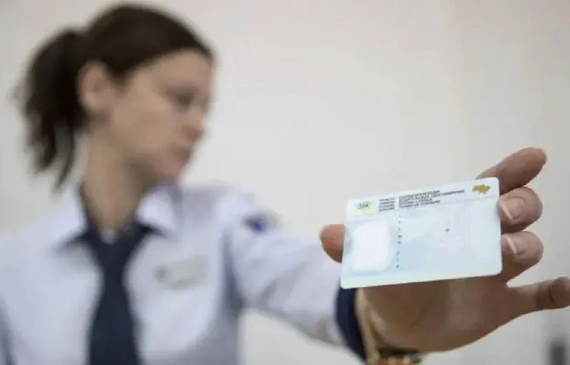 У кібеполіції попередили про шахрайство з посвідченнями водія, виданими вперше