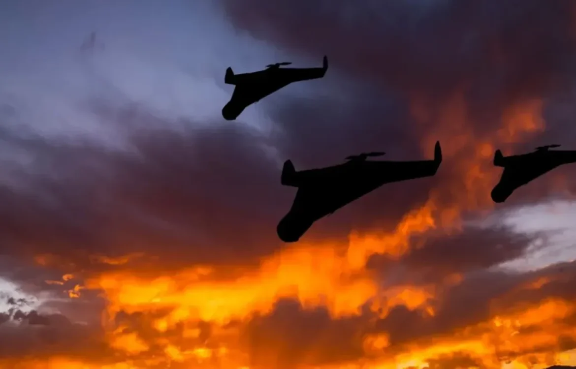 Ворог масовано атакує Україну різними типами зброї: у Києві чутно вибухи, існує загроза пуску