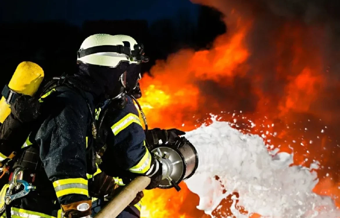 російський дрон влучив у дах будинку в Києві, є руйнування та пожежі