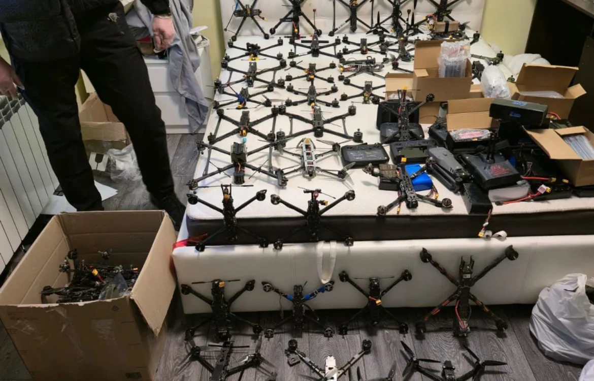 На Донеччині військового викрили на спробі продажу зброї, а також виявили та вилучили понад 500 дронів