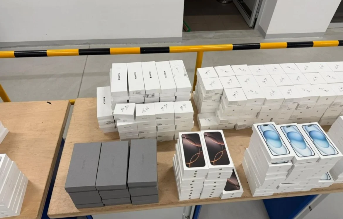 iPhone, AirPods та Apple Watch на 35 мільйонів: на кордоні зупинили нафарширований