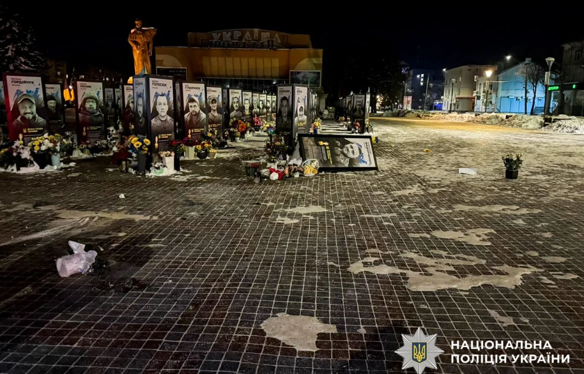 У Рівному жінка перекинула портрети полеглих Героїв на центральній площі: відкрито провадження
