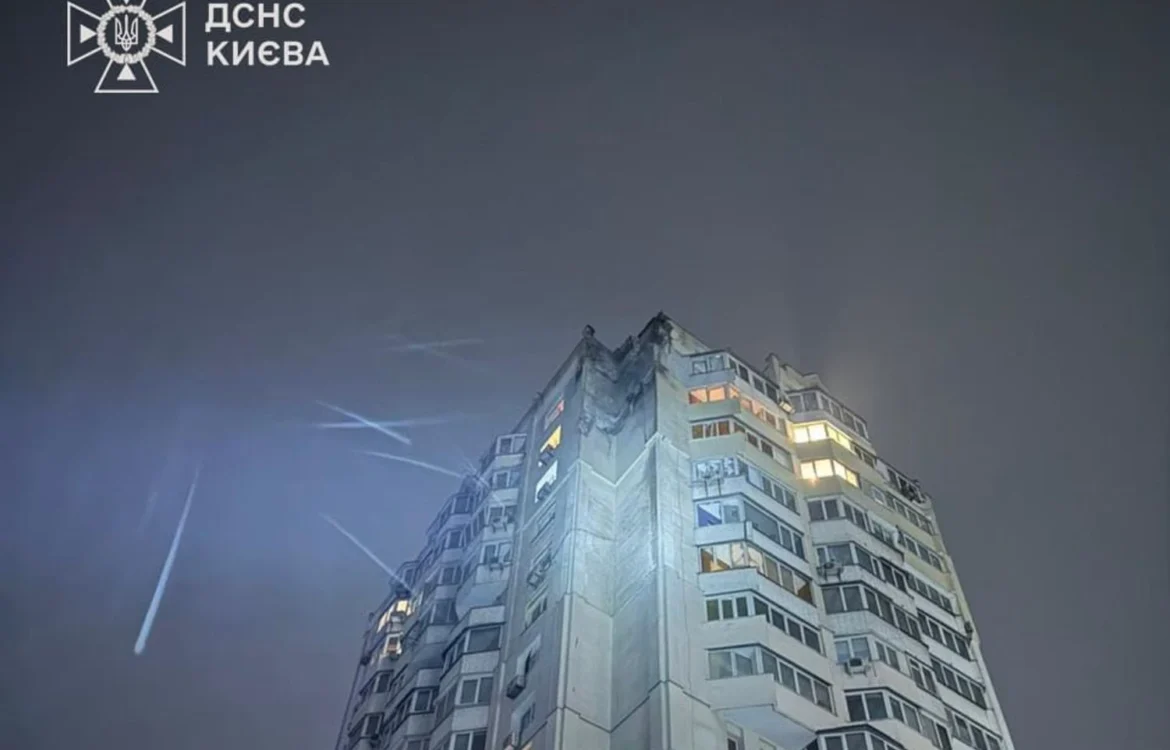 Російський дрон уночі влучив у багатоповерхівку в Києві: показали наслідки